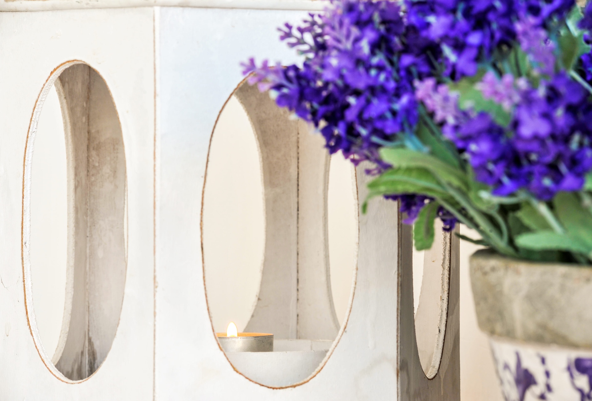 Pormenor decorativo com lavanda e lanterna branca