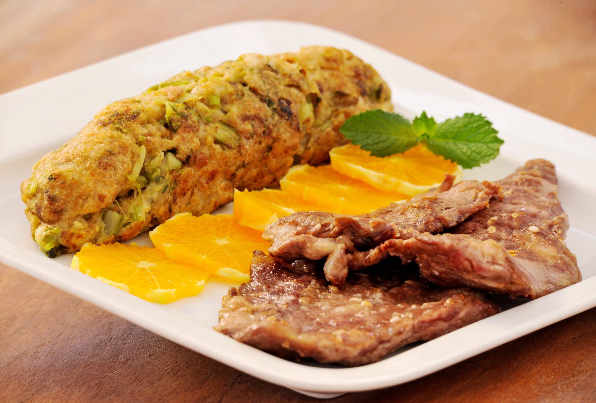 Prato de carne da Casa Amarela com molho alentejano e ervas frescas