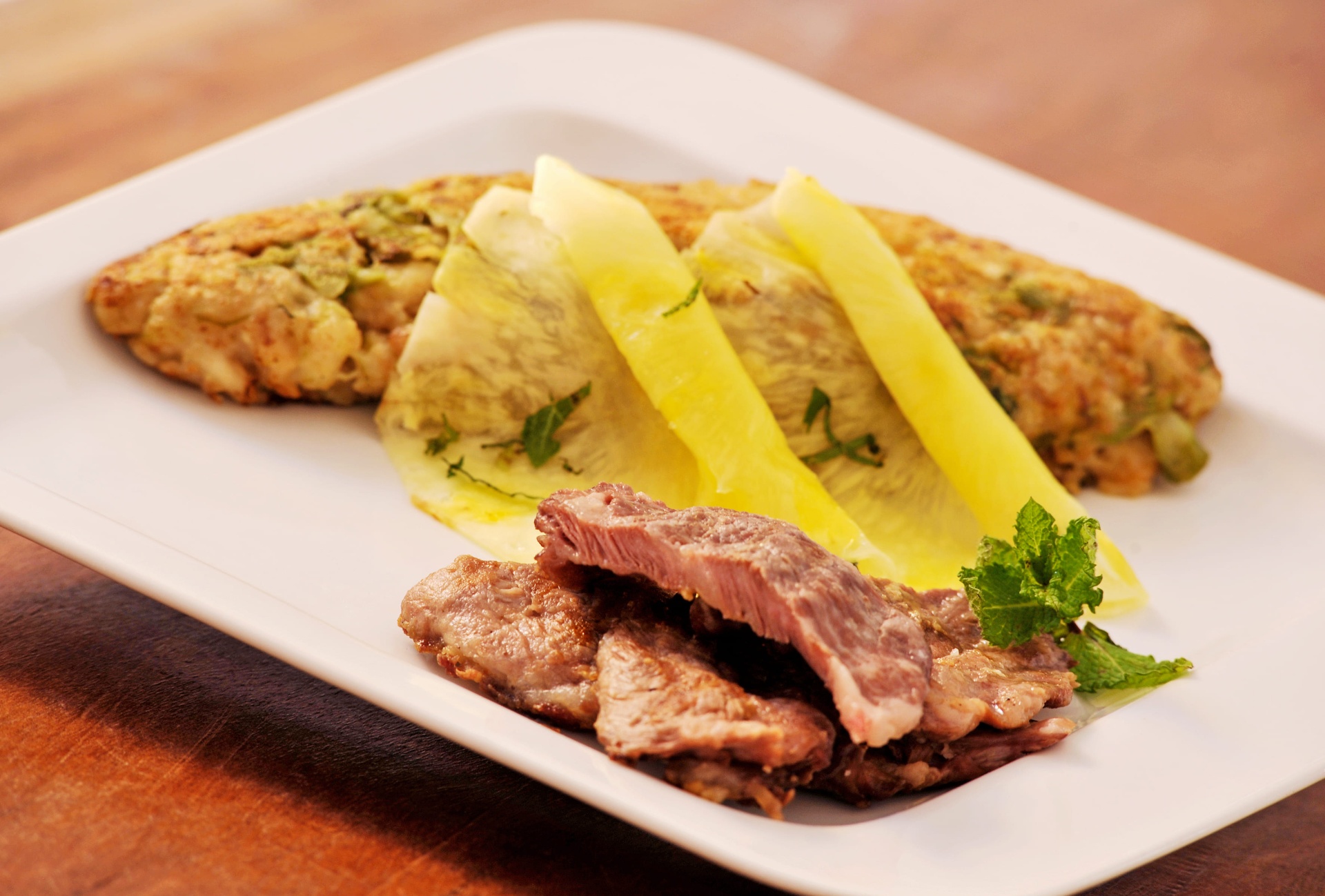 Migas de espargos com carne de porco preto e carpaccio de ananás