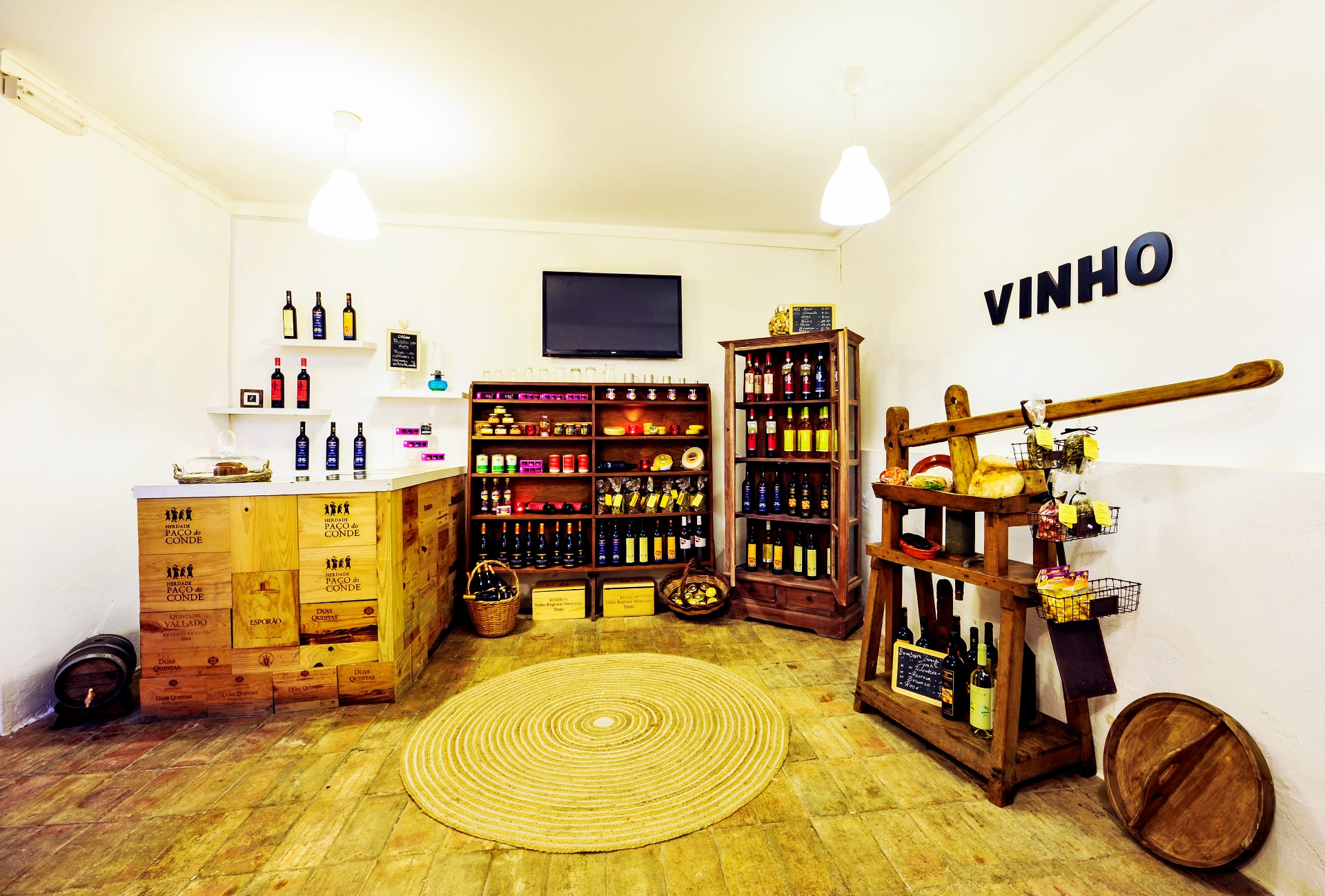 Espaço interior da garrafeira e loja gourmet